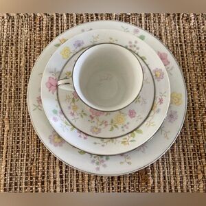 Noritake Harmony Floral 5 piece Dinnerware Set